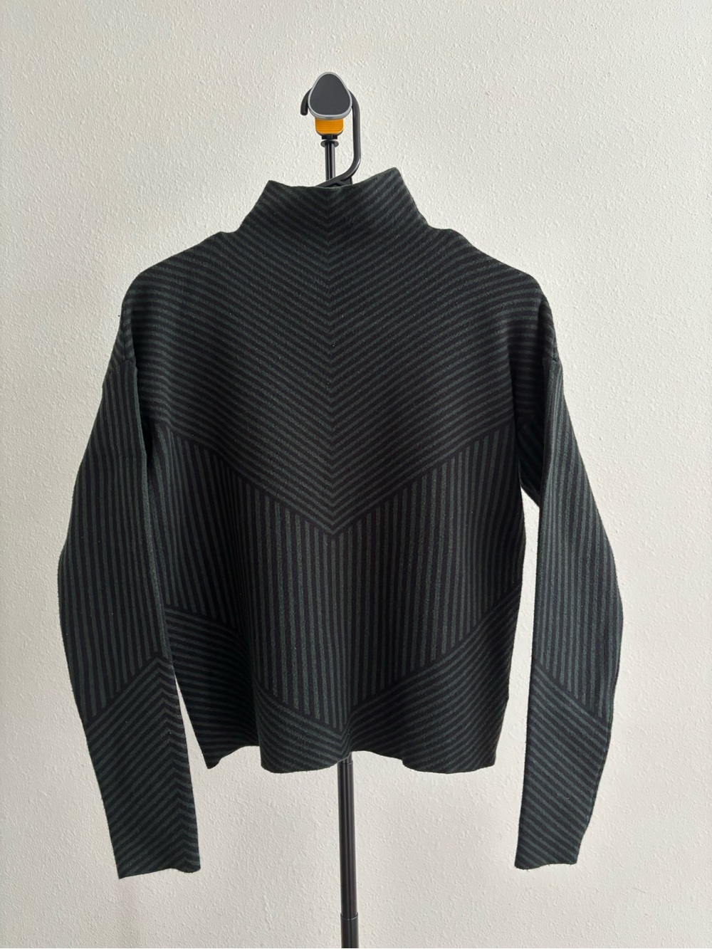 Tahari Women’s Mock Neck Sweater Sz S Green Black Chevron Striped Thick Knit